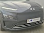 Hyundai Kona Electric EV Comfort Smart 64 kWh Automaat / Accu SOH 100% / Fabrieksgarantie tot 09-2026 / Dealer onderhouden / WLTP bereik 484 km bereik stad 660 km / Stuur en Stoelverwarming / Allseason banden / Adaptief / Achteruitrijcamera /