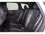 Volvo XC60 T6 Recharge AWD R-Design - Panorama/schuifdak - IntelliSafe Assist & Surround - Harman/Kardon audio - Adaptieve LED koplampen - Parkeercamera achter - Verwarmde voorstoelen & stuur - Parkeersensoren voor & achter - Elektr. bedienb. voorstoelen met geheugen - Head up display - Extra getint glas - Elektr. inklapbare trekhaak - 21' LMV