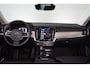 Volvo V90 T6 Recharge AWD Plus Dark - IntelliSafe Assist & Surround - 360º Camera - Harman/Kardon audio - Adaptieve LED koplampen - Verwarmde voorstoelen, stuur & achterbank - Parkeersensoren voor & achter - Elektr. bedienb. voorstoelen met geheugen - Extra getint glas - Elektr. inklapbare trekhaak - 19' LMV