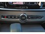 Volvo V90 T6 Recharge AWD Plus Dark - IntelliSafe Assist & Surround - 360º Camera - Harman/Kardon audio - Adaptieve LED koplampen - Verwarmde voorstoelen, stuur & achterbank - Parkeersensoren voor & achter - Elektr. bedienb. voorstoelen met geheugen - Extra getint glas - Elektr. inklapbare trekhaak - 19' LMV