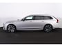 Volvo V90 T6 Recharge AWD Plus Dark - IntelliSafe Assist & Surround - Harman/Kardon audio - 360º Camera - Adaptieve LED koplampen - Verwarmde voorstoelen, stuur & achterbank - Parkeersensoren voor & achter - Elektr. bedienb. voorstoelen met geheugen - Extra getint glas - Elektr. inklapbare trekhaak - 19' LMV