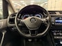 Volkswagen Touran 1.2 TSI Highline R-Line * 1e Eig / 48.169 km + NAP / Camera / Trekhaak / NL Auto *