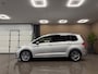 Volkswagen Touran 1.2 TSI Highline R-Line * 1e Eig / 48.169 km + NAP / Camera / Trekhaak / NL Auto *