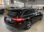 Mercedes-Benz C-klasse Estate 300e T AVANTGARDE ** LED, MBUX+, PANORAMA, TREKH, WINTER- & SPIEGEL-PACK, KEYLESS ** 1e EIG - UNFALLFREI ** ** INFORMEER OOK NAAR ONZE AANTREKKELIJKE FINANCIAL-LEASE TARIEVEN **