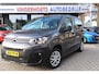 Citroën Berlingo 110 Pk Benzine 5-Persoons *Origineel Navigatie * Cruise Control * Airco * Hoge Zit * DAB Radio * Tevens Apple Car Play / Android Auto voor Maps & Spotify * Vingerhoets; Vierde Generatie Eersteklas Service, al meer dan 100 jaar........