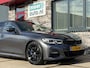 BMW 3-Serie 320i High Executive M-SPORT VOL! SCHUIFDAK l H/K l HUD l 360 l CARPLAY l DAB l M-PERF REMMEN l ORG.NL