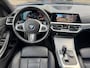 BMW 3-Serie 320i High Executive M-SPORT VOL! SCHUIFDAK l H/K l HUD l 360 l CARPLAY l DAB l M-PERF REMMEN l ORG.NL
