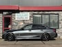 BMW 3-Serie 320i High Executive M-SPORT VOL! SCHUIFDAK l H/K l HUD l 360 l CARPLAY l DAB l M-PERF REMMEN l ORG.NL
