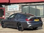 BMW 3-Serie 320i High Executive M-SPORT VOL! SCHUIFDAK l H/K l HUD l 360 l CARPLAY l DAB l M-PERF REMMEN l ORG.NL