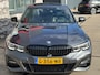 BMW 3-Serie 320i High Executive M-SPORT VOL! SCHUIFDAK l H/K l HUD l 360 l CARPLAY l DAB l M-PERF REMMEN l ORG.NL