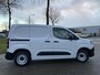 Peugeot e-Partner L1 50 kWh 136pk | ACTIE! | 8 jaar garantie | NAVI | Multimedia | Apple Carplay | Android Auto | Achteruitrijcamera | Parkeersensoren voor en achter | Dode hoek detectie | Surround view | Licht- en regensensor | Mistlampen | Stuurwielbediening | Digital cockpit | Bestuurdersstoel comfort | Reservewiel | van €30.679,21 voor €26.295