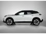 Peugeot e-2008 SUV EV GT Pack 50 kWh 136pk | Navigatie | Schuif-/kanteldak | Achteruitrijcamera | Stoelverwarming | Full Led koplampen | 3D Cockpit | Lederen sportstoelen | Keyless | Parkeersensoren v+a | Adaptieve Cruise Control | Dodehoeksensor | Apple Carplay / Android Auto | DAB+ radio | Donker getint glas | 18" lichtmetalen velgen |