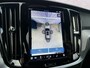 Volvo V60 2.0 T6 Plug-in hybrid AWD Plus Dark | 360° Camera | Stoel en stuurverwarming | Trekhaak | Adaptieve cruise control | Harman/Kardon audio | BLIS dodehoekdetectie |