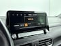 Hyundai Kona Electric EV Premium 64 kWh | Stoel verwarming en ventilatie | Navigatie en Apple Carplay Android auto | Stuurwiel verwarming | Soh 96,8% |