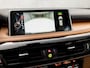 BMW X5 xDrive40e High Executive Sport 313Pk Automaat (PANORAMADAK, GROOT NAVI, HEAD-UP DISPLAY, MEMORY SEATS, ZWART HEMEL, HARMAN/KARDON, ADAPTIVE CRUISE, CAMERA, SFEERVERLICHTING, NIEUWSTAAT)