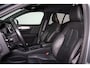 Volvo XC40 T3 Momentum - Sensus navigatie - Cimate Control - Cruise Control - FULL-LED-koplampen - Lederen bekleding - Verwarmbare voorstoelen - Verwarmbare voorruit - Draadloos telefoonlader - Getint glas - 18' LMV - Trekhaak semi elektrisch inklapbaar