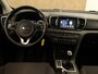 Kia Sportage 1.6 GDI DynamicLine - ORIGINEEL NEDERLANDSE AUTO - AFKOMSTIG VAN 2E EIGENAAR - COMPLETE ONDERHOUDSHISTORIE AANWEZIG - VASTE TREKHAAK - TREKGEWICHT 1400 KG - PARKEERSENSOREN ACHTER - CLIMATE CONTROL - 17 INCH LICHT METALEN VELGEN - NAVIGATIE - CRUISE CONTROL - CAMERA- PASSAGIERSSTOEL IN HOOGTE VERSTELBAAR