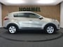 Kia Sportage 1.6 GDI DynamicLine - ORIGINEEL NEDERLANDSE AUTO - AFKOMSTIG VAN 2E EIGENAAR - COMPLETE ONDERHOUDSHISTORIE AANWEZIG - VASTE TREKHAAK - TREKGEWICHT 1400 KG - PARKEERSENSOREN ACHTER - CLIMATE CONTROL - 17 INCH LICHT METALEN VELGEN - NAVIGATIE - CRUISE CONTROL - CAMERA- PASSAGIERSSTOEL IN HOOGTE VERSTELBAAR