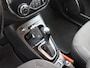 Renault Captur 1.2 TCe Dynamique Airco auto, Audio-navigatie full map, Cruise control, Hill hold functie, Regensensor, Stuurbekrachtiging snelheidsafhankelijk, Keyless entry, De Renault Captur 1.2 TCe Dynamique is een compacte SUV die stijl en praktisch gemak perfect combineert. Met zijn opvallende design, hoge instap en verrassend ruime interieur is hij ideaal vo