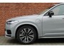 Volvo XC90 T8 Ultimate Dark | Verwarmbare voorstoelen | Massagefunctie voorstoelen | Verwarmbare achterbank | Premium Audio by Bowers & Wilkin | Panorama dak | Rondom zichtcamera | Luchtvering | 20 inch Lichtmetalen velgen | Semi elektrische trekhaak