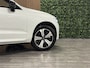 Volvo XC60 T6 AWD Recharge Plus Dark | Trekhaak | 360° Camera | All Season banden | Crystal White | Adaptieve Cruise Control | Stoelverwarming voor+achter | Stuurwielverwarming | Pilot Assist | BLIS Dode Hoek Detectie | Elektrische voorstoelen geheugen | Lederen bek