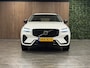 Volvo XC60 T6 AWD Recharge Plus Dark | Trekhaak | 360° Camera | All Season banden | Crystal White | Adaptieve Cruise Control | Stoelverwarming voor+achter | Stuurwielverwarming | Pilot Assist | BLIS Dode Hoek Detectie | Elektrische voorstoelen geheugen | Lederen bek
