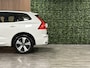 Volvo XC60 T6 AWD Recharge Plus Dark | Trekhaak | 360° Camera | All Season banden | Crystal White | Adaptieve Cruise Control | Stoelverwarming voor+achter | Stuurwielverwarming | Pilot Assist | BLIS Dode Hoek Detectie | Elektrische voorstoelen geheugen | Lederen bek
