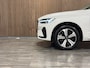 Volvo XC60 T6 AWD Recharge Plus Dark | Trekhaak | 360° Camera | All Season banden | Crystal White | Adaptieve Cruise Control | Stoelverwarming voor+achter | Stuurwielverwarming | Pilot Assist | BLIS Dode Hoek Detectie | Elektrische voorstoelen geheugen | Lederen bek