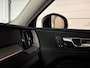 Volvo XC60 T6 AWD Recharge Plus Dark | Trekhaak | 360° Camera | All Season banden | Crystal White | Adaptieve Cruise Control | Stoelverwarming voor+achter | Stuurwielverwarming | Pilot Assist | BLIS Dode Hoek Detectie | Elektrische voorstoelen geheugen | Lederen bek