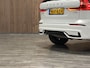 Volvo XC60 T6 AWD Recharge Plus Dark | Trekhaak | 360° Camera | All Season banden | Crystal White | Adaptieve Cruise Control | Stoelverwarming voor+achter | Stuurwielverwarming | Pilot Assist | BLIS Dode Hoek Detectie | Elektrische voorstoelen geheugen | Lederen bek