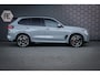 BMW X5 XDrive 50e | SKYLOUNGE | M SPORTSTOELEN | MASSAGE | STOELVERKOELING & VERWARMING | BOWERS & WILKINS | SFEERVERLICHTING | 360 CAMERA | CARPLAY | SPOILERPAKKET |