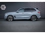 BMW X5 XDrive 50e | SKYLOUNGE | M SPORTSTOELEN | MASSAGE | STOELVERKOELING & VERWARMING | BOWERS & WILKINS | SFEERVERLICHTING | 360 CAMERA | CARPLAY | SPOILERPAKKET |