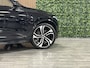 Volvo XC90 T8 AWD Recharge R-Design | Luchtvering | Trekhaak | 360° Camera | Head-Up Display | Harman Kardon | Schuifdak | Adaptieve Cruise Control | Standkachel met Volvo On Call App | Stoelverwarming voor+achter | Stuurwielverwarming | 22 Inch | Full LED Meesturen