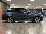 Volvo XC90 T8 AWD Recharge R-Design | Trekhaak | Schuifdak | Adaptieve Cruise Control | Stoel en Stuurwielverwarming | Parkeercamera | Pilot Assist | Elektrische voorstoelen geheugen | Lederen bekleding | Zitting verlenging voorstoelen | 20 Inch | Keyless Drive | Pa