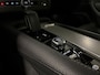Volvo XC90 T8 AWD Recharge R-Design | Trekhaak | Schuifdak | Adaptieve Cruise Control | Stoel en Stuurwielverwarming | Parkeercamera | Pilot Assist | Elektrische voorstoelen geheugen | Lederen bekleding | Zitting verlenging voorstoelen | 20 Inch | Keyless Drive | Pa