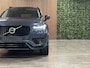 Volvo XC90 T8 AWD Recharge R-Design | Trekhaak | Schuifdak | Adaptieve Cruise Control | Stoel en Stuurwielverwarming | Parkeercamera | Pilot Assist | Elektrische voorstoelen geheugen | Lederen bekleding | Zitting verlenging voorstoelen | 20 Inch | Keyless Drive | Pa