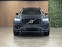 Volvo XC90 T8 AWD Recharge R-Design | Trekhaak | Schuifdak | Adaptieve Cruise Control | Stoel en Stuurwielverwarming | Parkeercamera | Pilot Assist | Elektrische voorstoelen geheugen | Lederen bekleding | Zitting verlenging voorstoelen | 20 Inch | Keyless Drive | Pa