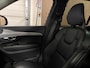 Volvo XC90 T8 AWD Recharge R-Design | Trekhaak | Schuifdak | Adaptieve Cruise Control | Stoel en Stuurwielverwarming | Parkeercamera | Pilot Assist | Elektrische voorstoelen geheugen | Lederen bekleding | Zitting verlenging voorstoelen | 20 Inch | Keyless Drive | Pa