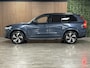 Volvo XC90 T8 AWD Recharge R-Design | Trekhaak | Schuifdak | Adaptieve Cruise Control | Stoel en Stuurwielverwarming | Parkeercamera | Pilot Assist | Elektrische voorstoelen geheugen | Lederen bekleding | Zitting verlenging voorstoelen | 20 Inch | Keyless Drive | Pa