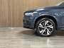 Volvo XC90 T8 AWD Recharge R-Design | Trekhaak | Schuifdak | Adaptieve Cruise Control | Stoel en Stuurwielverwarming | Parkeercamera | Pilot Assist | Elektrische voorstoelen geheugen | Lederen bekleding | Zitting verlenging voorstoelen | 20 Inch | Keyless Drive | Pa