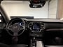 Volvo XC90 T8 AWD Recharge R-Design | Trekhaak | Schuifdak | Adaptieve Cruise Control | Stoel en Stuurwielverwarming | Parkeercamera | Pilot Assist | Elektrische voorstoelen geheugen | Lederen bekleding | Zitting verlenging voorstoelen | 20 Inch | Keyless Drive | Pa
