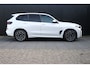 BMW X5 xDrive50e | M SPORT | LEDER | MEMORY | H&K | PANO | STOEL/STUURVERW. | HEAD-UP | SOFT-CLOSE | TREKHAAK | 360° CAMERA | CRUISE | NAVI | FULL OPTIONS |