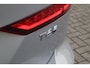 Volvo V60 2.0 T6 Plug-in hybrid AWD Plus Dark | Stoelverwarming voor + achter| Stuurwielverwarming| Keyless Entry| Verwarmbare voorruit| Harman Kardon audiosysteem| Semi- elektrisch inklapbare trekhaak|