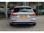 Volvo V60 2.0 T6 Plug-in hybrid AWD Plus Dark | Stoelverwarming voor + achter| Stuurwielverwarming| Keyless Entry| Verwarmbare voorruit| Harman Kardon audiosysteem| Semi- elektrisch inklapbare trekhaak|