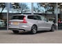 Volvo V60 2.0 T6 Plug-in hybrid AWD Plus Dark | Stoelverwarming voor + achter| Stuurwielverwarming| Keyless Entry| Verwarmbare voorruit| Harman Kardon audiosysteem| Semi- elektrisch inklapbare trekhaak|