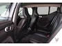 Volvo XC40 B3 Core - IntelliSafe Assist & Surround - 360º Camera - Verwarmde voorstoelen & stuur - Parkeersensoren voor & achter - Elektr. bedienb. voorstoelen met geheugen links - Draadloze tel. lader - Extra getint glas - 19' LMV