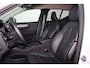Volvo XC40 B3 Core - IntelliSafe Assist & Surround - 360º Camera - Verwarmde voorstoelen & stuur - Parkeersensoren voor & achter - Elektr. bedienb. voorstoelen met geheugen links - Draadloze tel. lader - Extra getint glas - 19' LMV