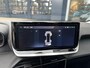 Peugeot 208 Allure 1.2 Turbo 100 PK 6-Bak | NETTO DEAL | LED Koplampen | Facelift Model | Parkeersensoren Rondom | 10'' inch Touch Screen | Draadloze telefoon Navigatie via Apple Car play/ Android Auto | Cruise Control | Rijbaan Bewaking | Stuurwiel Bediening | Half Lederen Bekleding |