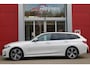 BMW 3-Serie Touring 330e 292PK M-SPORT | M-SPORT PRO-PAKKET | M-SPORT REMMEN UITGEVOERD IN DONKERBLAUW MET M LOGO | BMW LIVE COCKPIT PROFESSIONAL | CURVED DISPLAY |DRIVING ASSISTANT INCL. HEAD-UP DISPLAY | PANORAMISCH SCHUIF/KANTEL DAK | PARKING ASSIST INCL. ACHTERUITRIJCAMERA | ADAPTIEVE LED KOPLAMPEN |SHADOW LINE | M-SPORTSTOELEN VOOR | LEDER VERNASCA MET CONTRAST STIKSELS M-SPORT | STOEL VERWARMING | DRAADLOZE APPLE CARPLAY | ELEKTRISCH VERSTELBARE STOELEN MET GEHEUGEN FUNCTIE | HEAD UP DISPLAY | DRAADLOZE TELEFOONLADER | DODEHOEK BEWAKING | COMFORT PACK INCL. ELEKTRISCHE ACHTERKLEP | ADAPTIVE CRUISE CONTROL | HIFI AUDIO DAB+ RADIO | COMFORT ACCESS (KEYLESS ENTRY)| DONKER GETINTE ACHTERRUITEN |