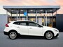Volvo V40 Cross Country T3 Polar+ Luxury | 17" Allseason | Trekhaak | Adaptieve cruise | BLIS | Elektrisch verst. stoelen | Parkeerverwarming | Panoramadak | Harman Kardon | Parkeercamera